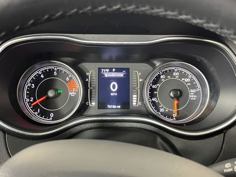 Used 2019 Jeep Cherokee Latitude Plus AWD/4WD image 18