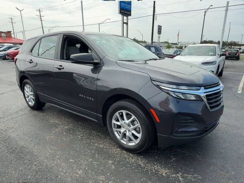 Used 2022 Chevrolet Equinox LS FWD image 2