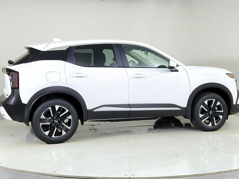Used 2025 Nissan Kicks SV image 7