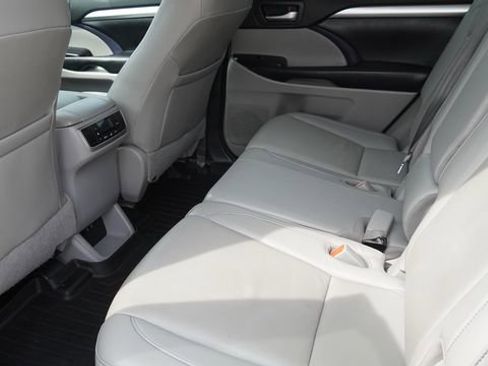 Used 2019 Toyota Highlander XLE image 15