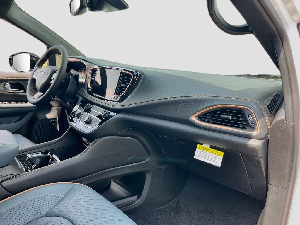 New 2027 Chrysler Pacifica Pinnacle w/ Theater Group FWD image 30