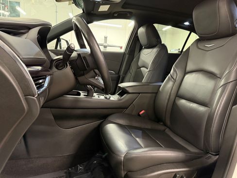 Used 2022 Cadillac XT4 Luxury w/ Cold Weather Package FWD image 5
