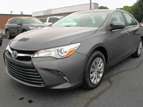 Used 2017 Toyota Camry LE FWD image 1
