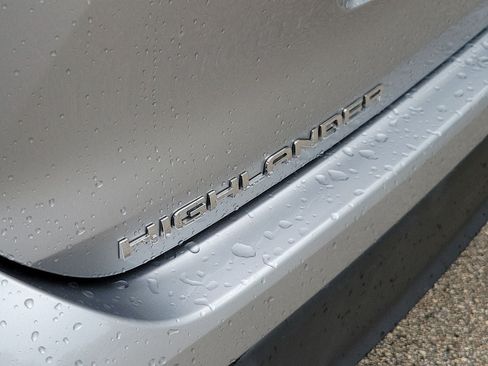 Used 2023 Toyota Highlander LE FWD image 6