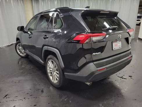 Used 2019 Toyota RAV4 LE FWD image 6