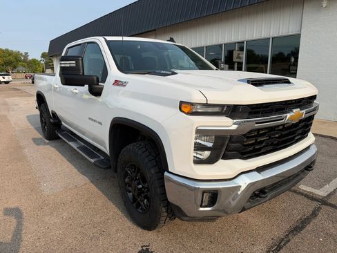 Used 2025 Chevrolet Silverado 2500 LT AWD/4WD image 2