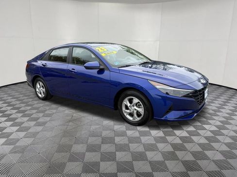 Used 2023 Hyundai Elantra SE w/ Preferred Accessory Package FWD image 3