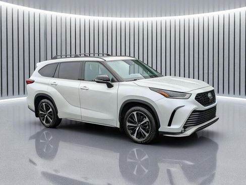 Used 2022 Toyota Highlander XSE FWD image 2