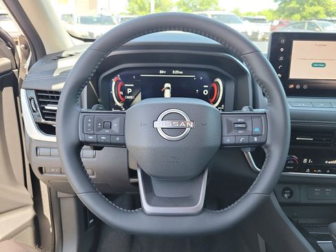 Used 2025 Nissan Rogue SL AWD/4WD image 19