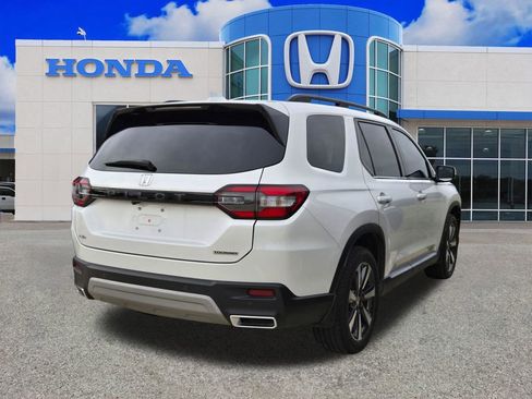 Used 2025 Honda Pilot Touring image 2
