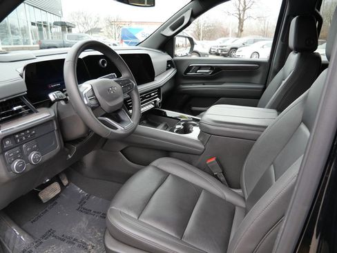 Used 2025 Chevrolet Suburban Z71 AWD/4WD image 32