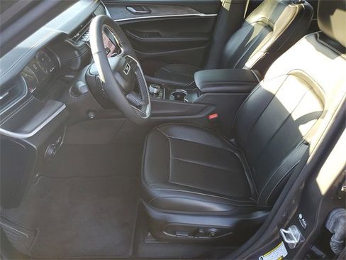 Used 2025 Jeep Grand Cherokee Limited w/ Luxury Tech Group II image 18