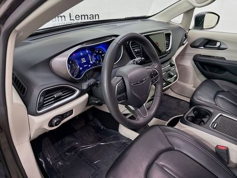 Used 2023 Chrysler Pacifica Touring-L image 9