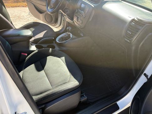 Used 2017 Kia Soul + image 9