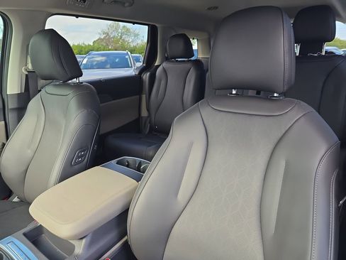 New 2026 Kia Carnival EX FWD image 23