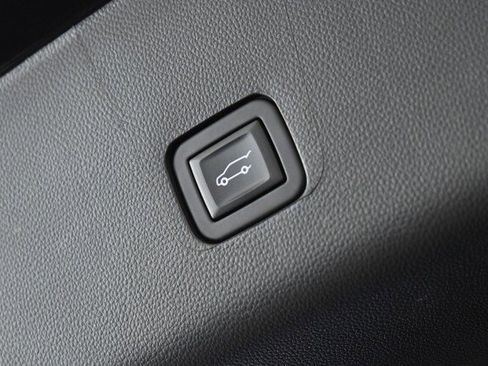 Used 2023 Chevrolet Traverse RS AWD/4WD image 23