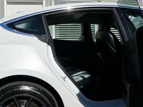 Used 2018 Tesla Model 3 Long Range RWD image 25