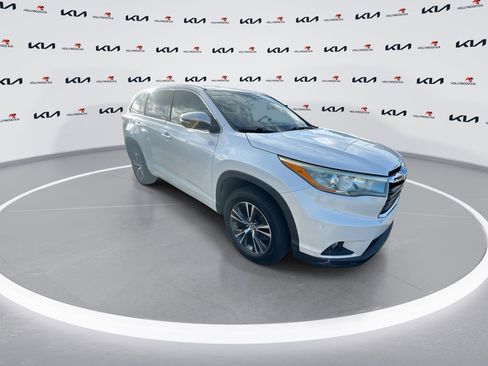 Used 2016 Toyota Highlander XLE image 2