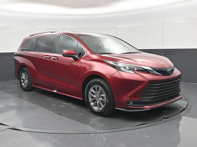 Used 2025 Toyota Sienna XLE FWD image 1