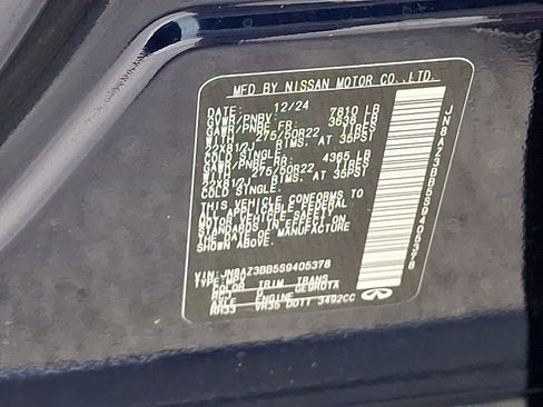 New 2025 INFINITI QX80 Luxe image 17