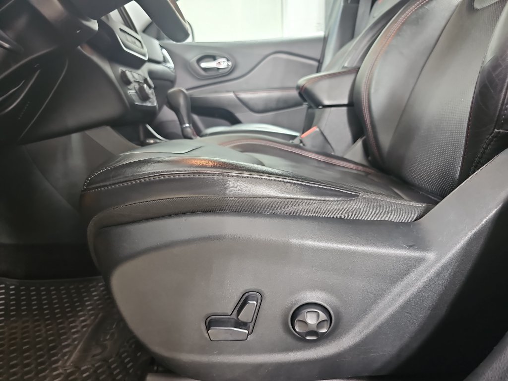 Used 2019 Jeep Cherokee Trailhawk AWD/4WD image 34