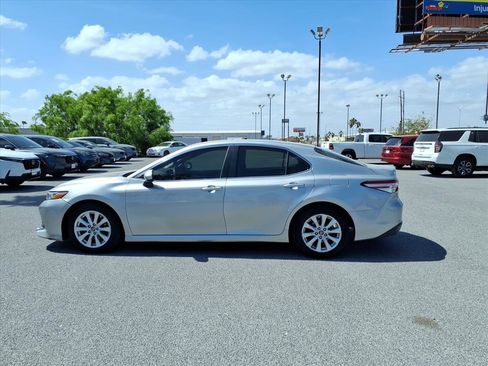 Used 2018 Toyota Camry LE image 5