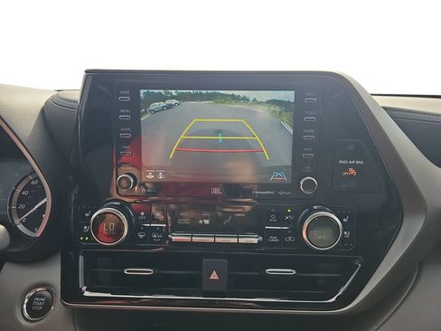 Used 2022 Toyota Highlander Limited FWD image 23