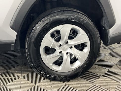 Used 2021 Toyota RAV4 LE image 10