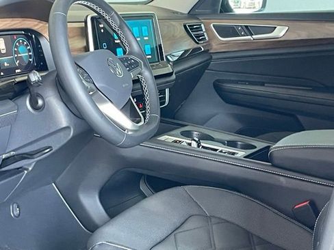 Used 2025 Volkswagen Atlas SE FWD image 15