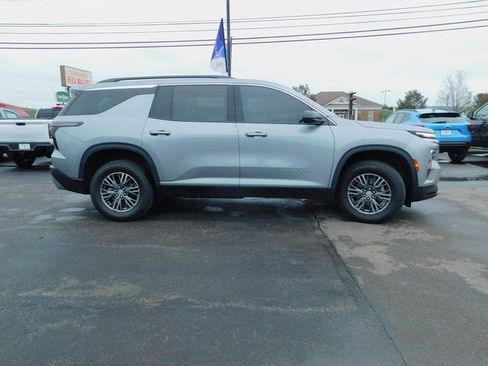 Used 2024 Chevrolet Traverse LT image 6