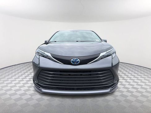 Used 2025 Toyota Sienna XLE FWD image 2