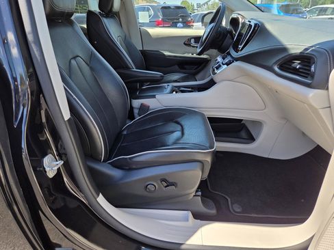 Used 2023 Chrysler Pacifica Limited FWD image 21