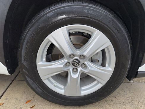 Used 2022 Toyota Highlander LE image 37