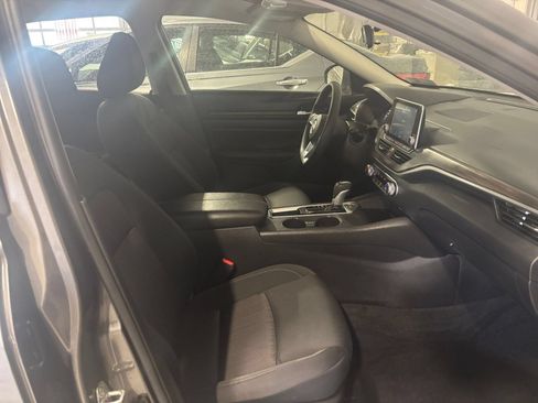 Used 2025 Nissan Altima 2.5 SV FWD image 24
