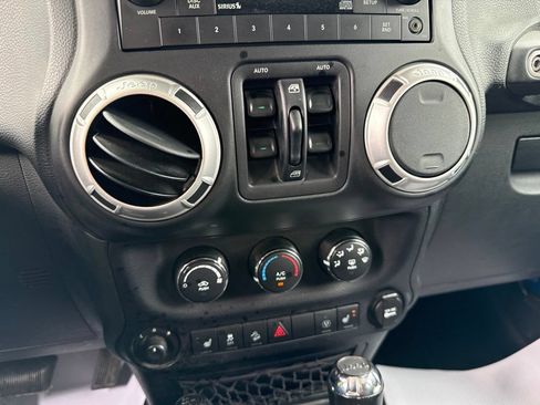 Used 2015 Jeep Wrangler Unlimited Sahara w/ Max Tow Package AWD/4WD image 31