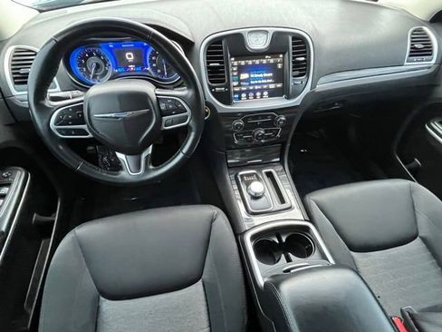 Used 2022 Chrysler 300 Touring w/ Sport Appearance Package image 9