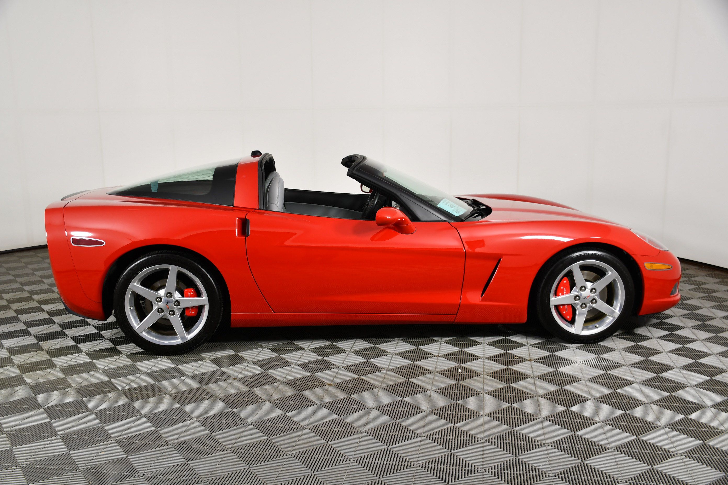 Used 2005 Chevrolet Corvette Coupe w/ Preferred Equipment Group RWD image 5