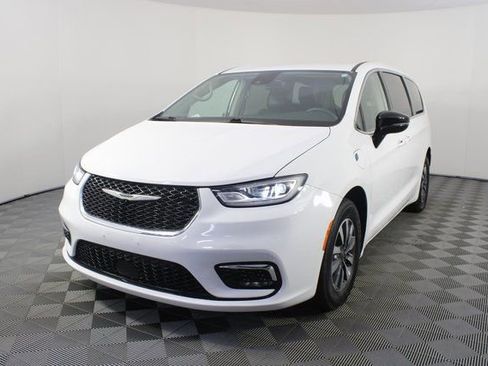 Used 2024 Chrysler Pacifica Select image 23