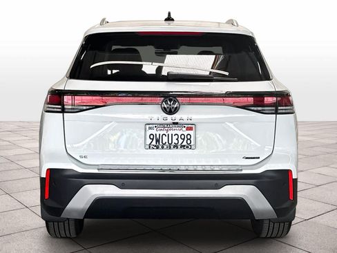 Used 2026 Volkswagen Tiguan SE w/ Panoramic Sunroof Package AWD/4WD image 8