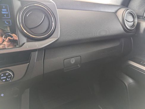 Used 2018 Toyota Tacoma TRD Sport w/ Technology Package image 29