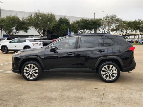 Used 2023 Toyota RAV4 XLE Premium image 4