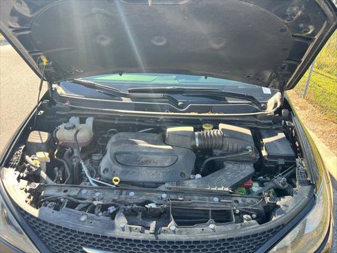 Used 2023 Chrysler Voyager LX image 40