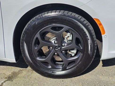 Used 2023 Chrysler Pacifica Limited w/ S Appearance Package FWD image 10