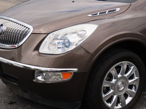Used 2011 Buick Enclave CXL FWD image 3