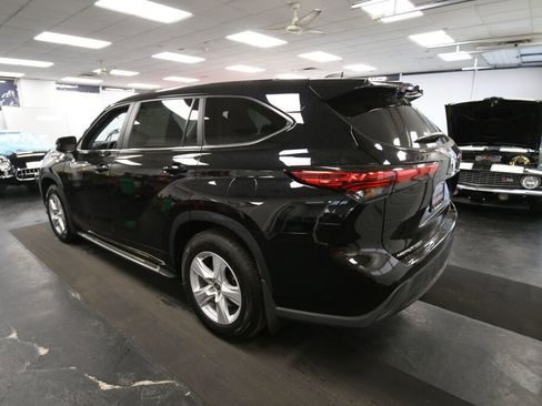 Used 2023 Toyota Highlander L AWD/4WD image 6