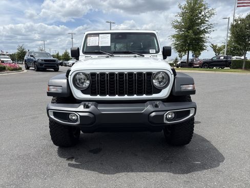 Used 2025 Jeep Gladiator Sport AWD/4WD image 3