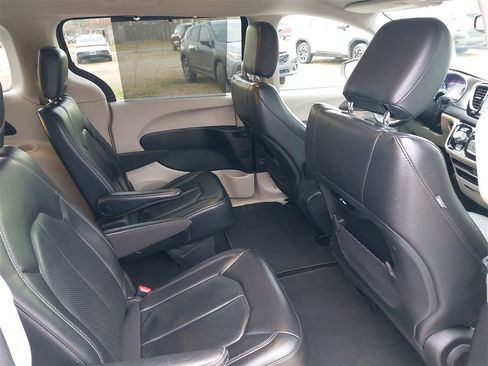 Used 2022 Chrysler Pacifica Touring-L image 32