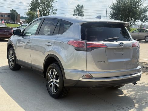 Used 2018 Toyota RAV4 LE FWD image 5
