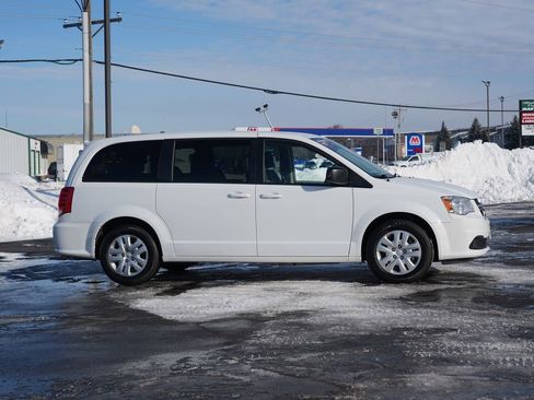 Used 2018 Dodge Grand Caravan SE w/ UConnect Hands-Free Group image 2