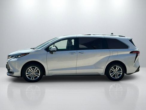 Used 2024 Toyota Sienna Platinum image 8